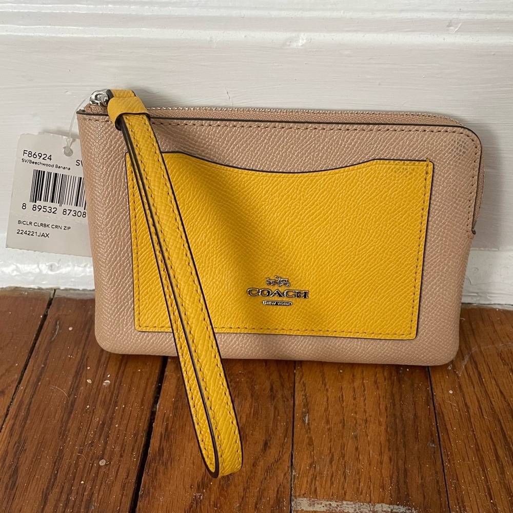NEW - Coach wristlet